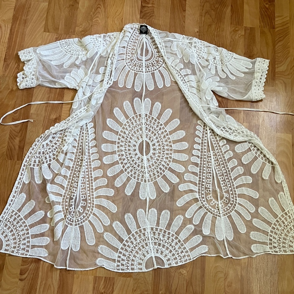 VGUC Cal Style Creamy White Crochet Lace Kimono Nylon w Cotton Embroidery sz M